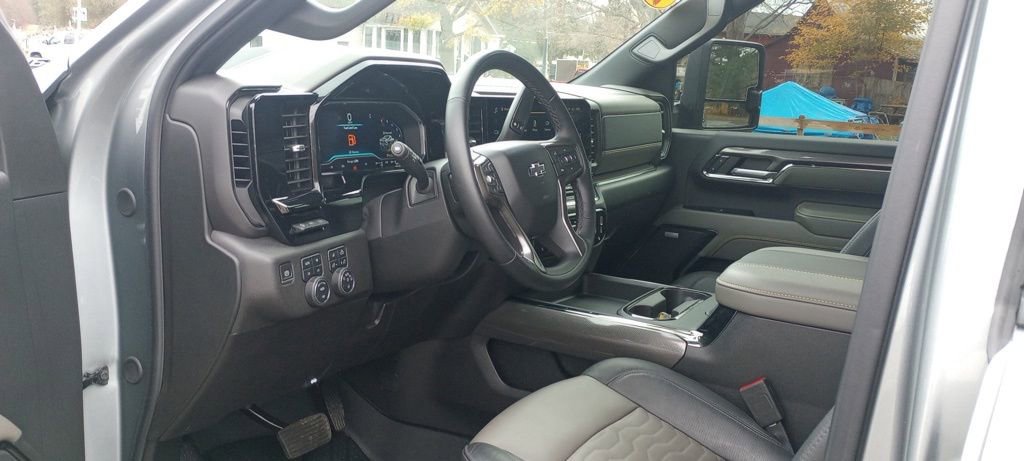 Used 2024 Chevrolet Silverado 2500 ZR2 w/ Technology Package image 12