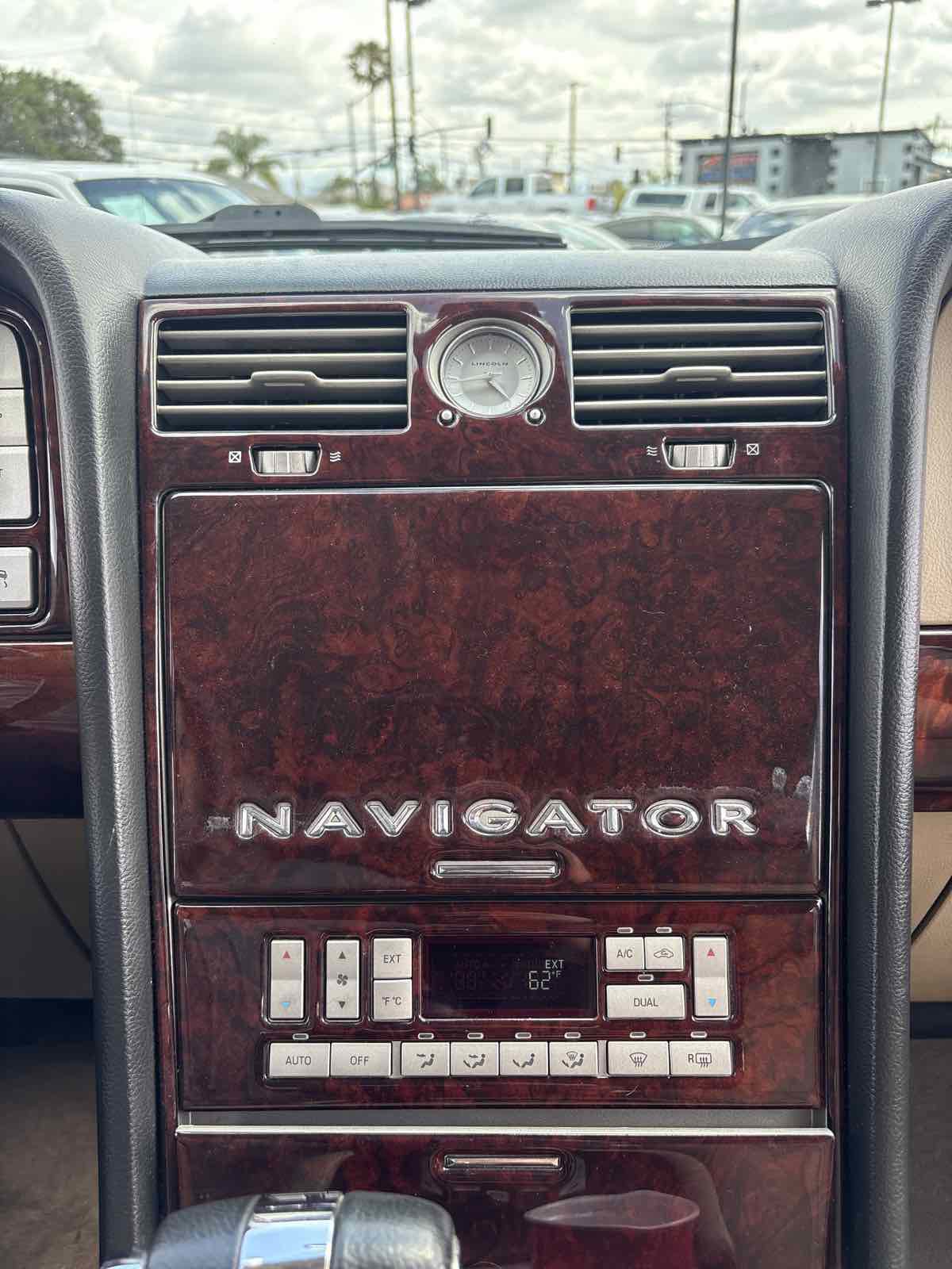 Used 2005 Lincoln Navigator Luxury RWD image 22