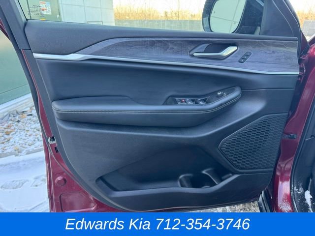 Used 2024 Jeep Grand Cherokee Limited w/ Luxury Tech Group II image 19