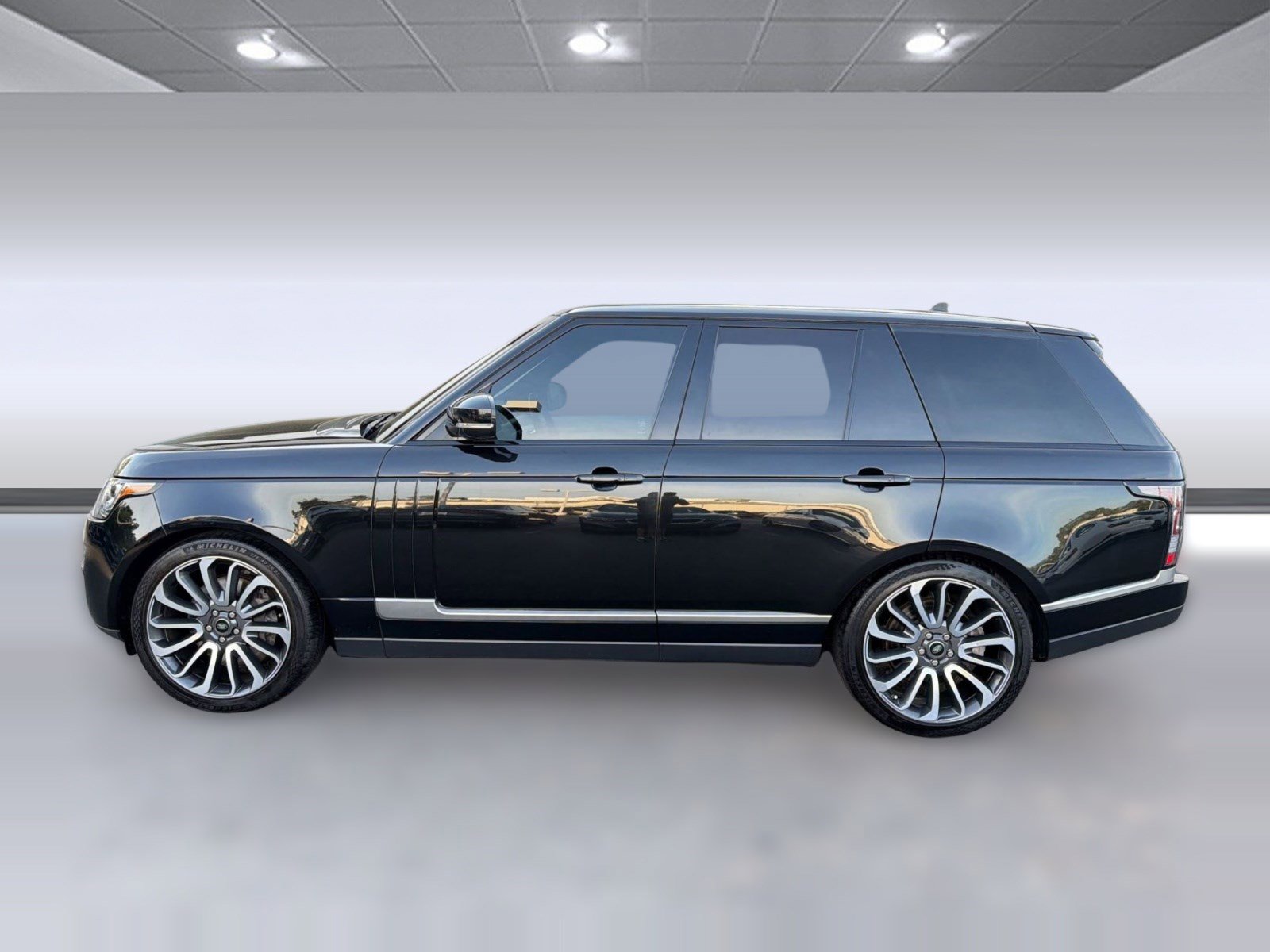 Used 2016 Land Rover Range Rover Supercharged image 2