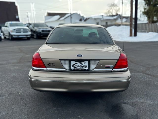 Used 2005 Ford Crown Victoria image 7