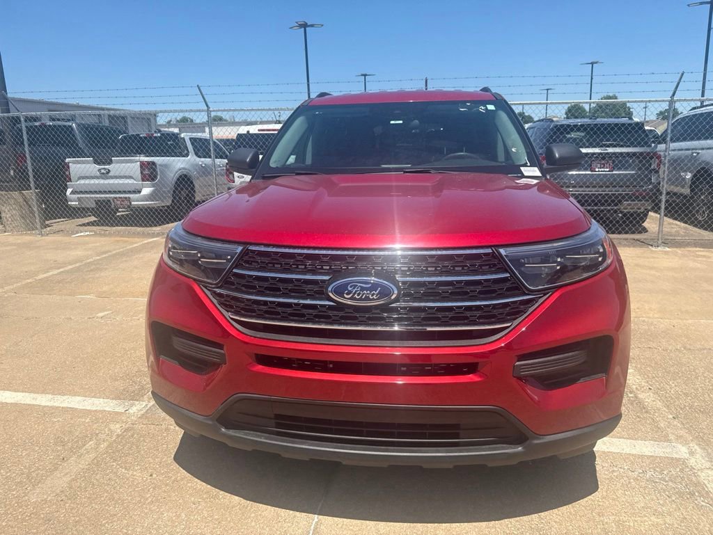 Used 2023 Ford Explorer XLT AWD/4WD image 2