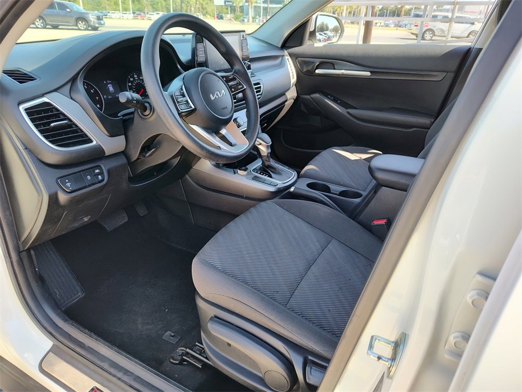 Used 2023 Kia Seltos LX image 2