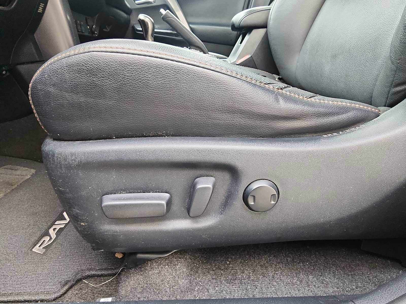 Used 2018 Toyota RAV4 SE AWD/4WD image 13