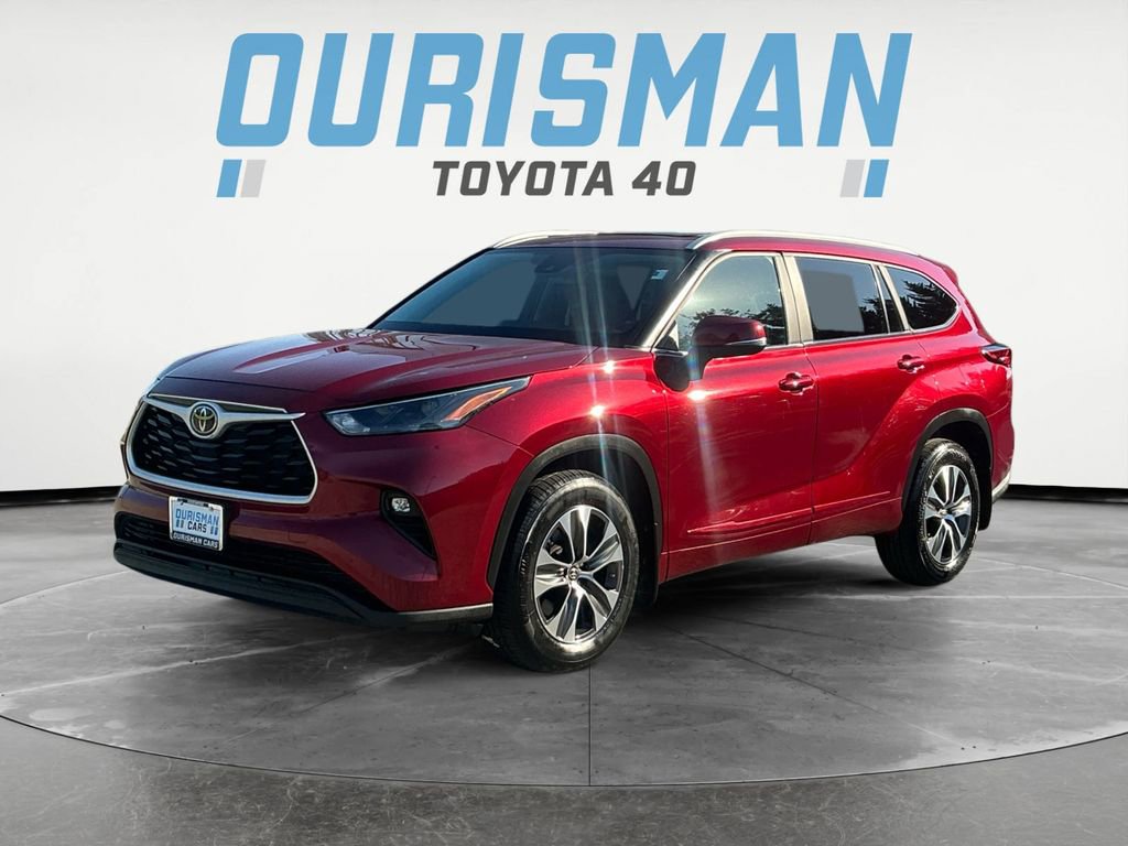 Used 2023 Toyota Highlander XLE FWD image 3
