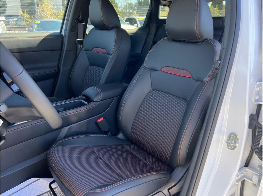 New 2025 Nissan Kicks SR FWD image 8