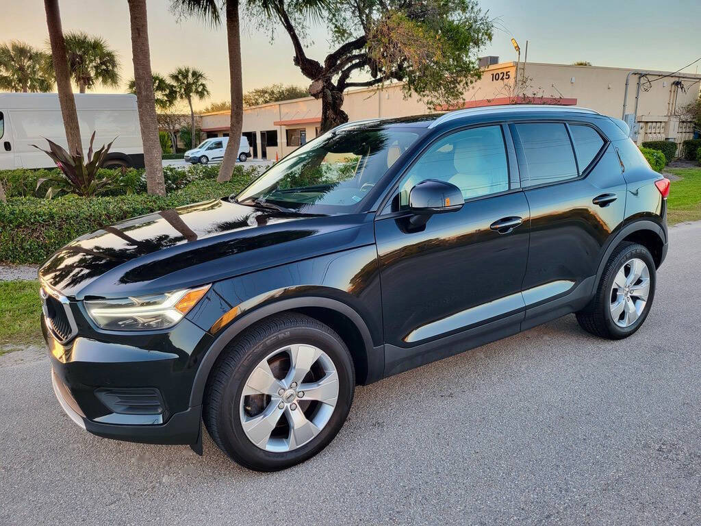 Used 2020 Volvo XC40 T4 Momentum image 1
