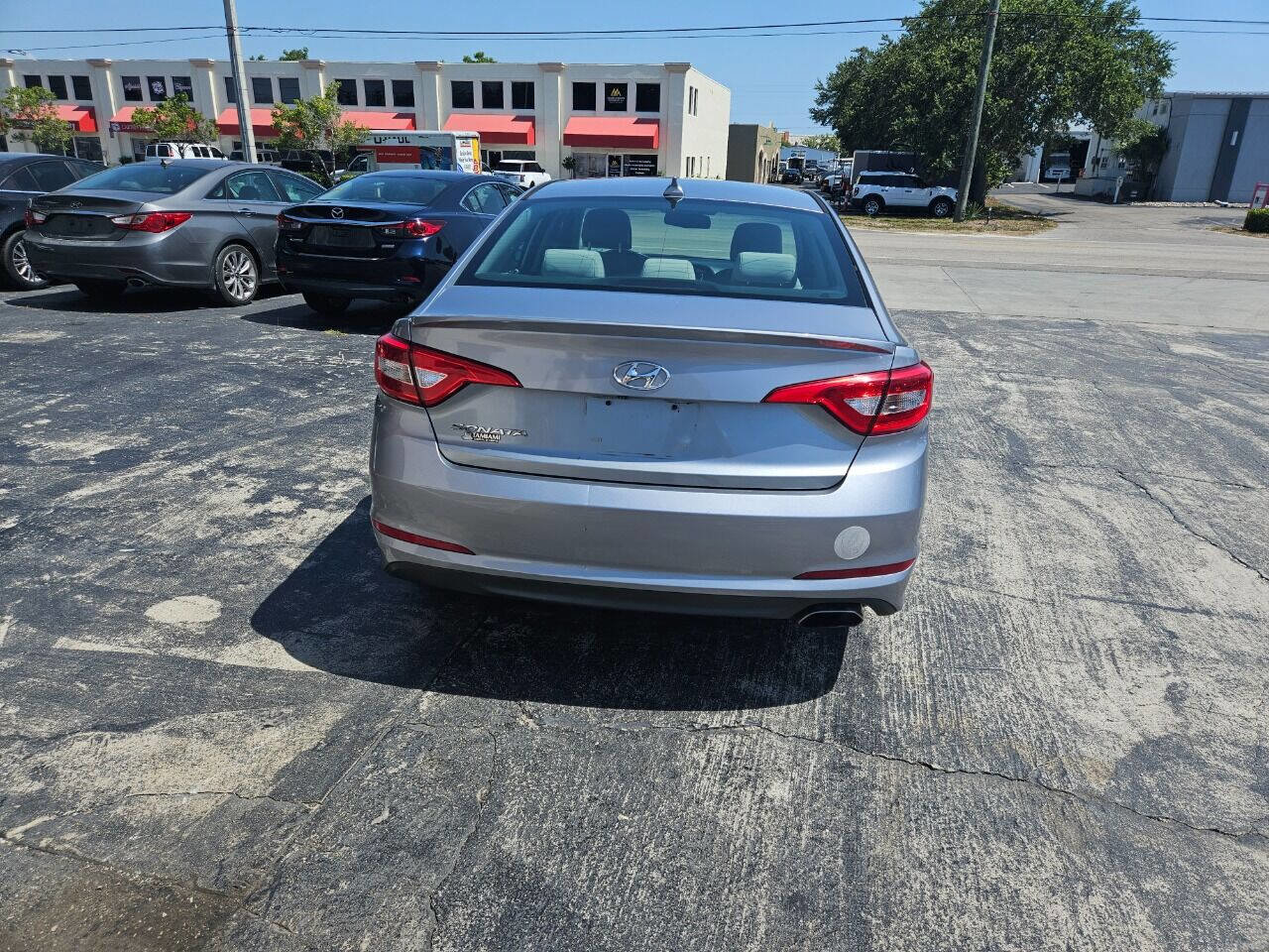 Used 2017 Hyundai Sonata SE FWD image 2