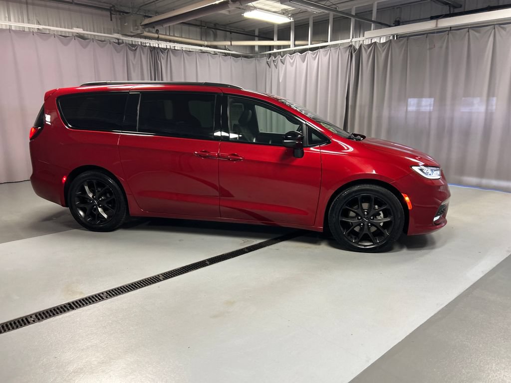 Used 2025 Chrysler Pacifica Limited FWD image 8