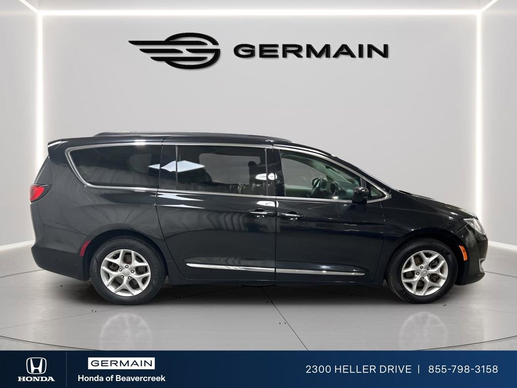 Used 2017 Chrysler Pacifica Touring-L image 8