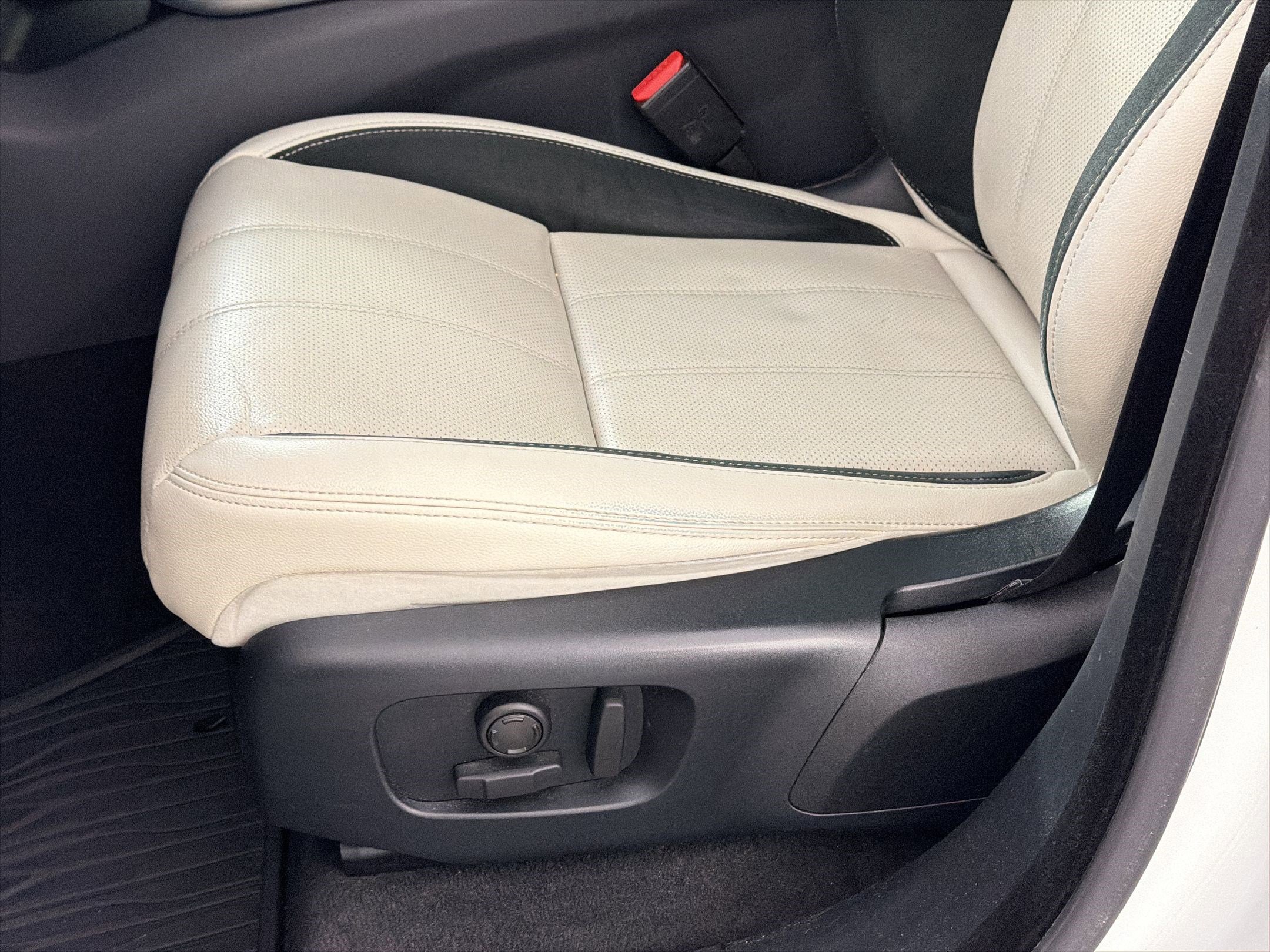 Used 2020 Land Rover Range Rover Velar S image 14