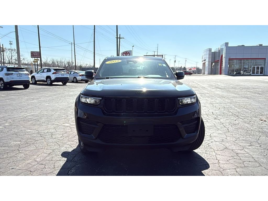 Used 2023 Jeep Grand Cherokee Altitude AWD/4WD image 2