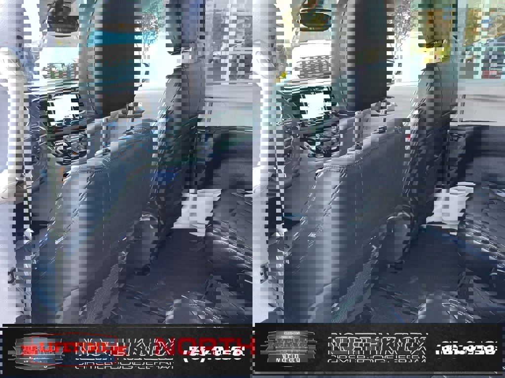 Used 2024 Chrysler Pacifica Touring-L image 17