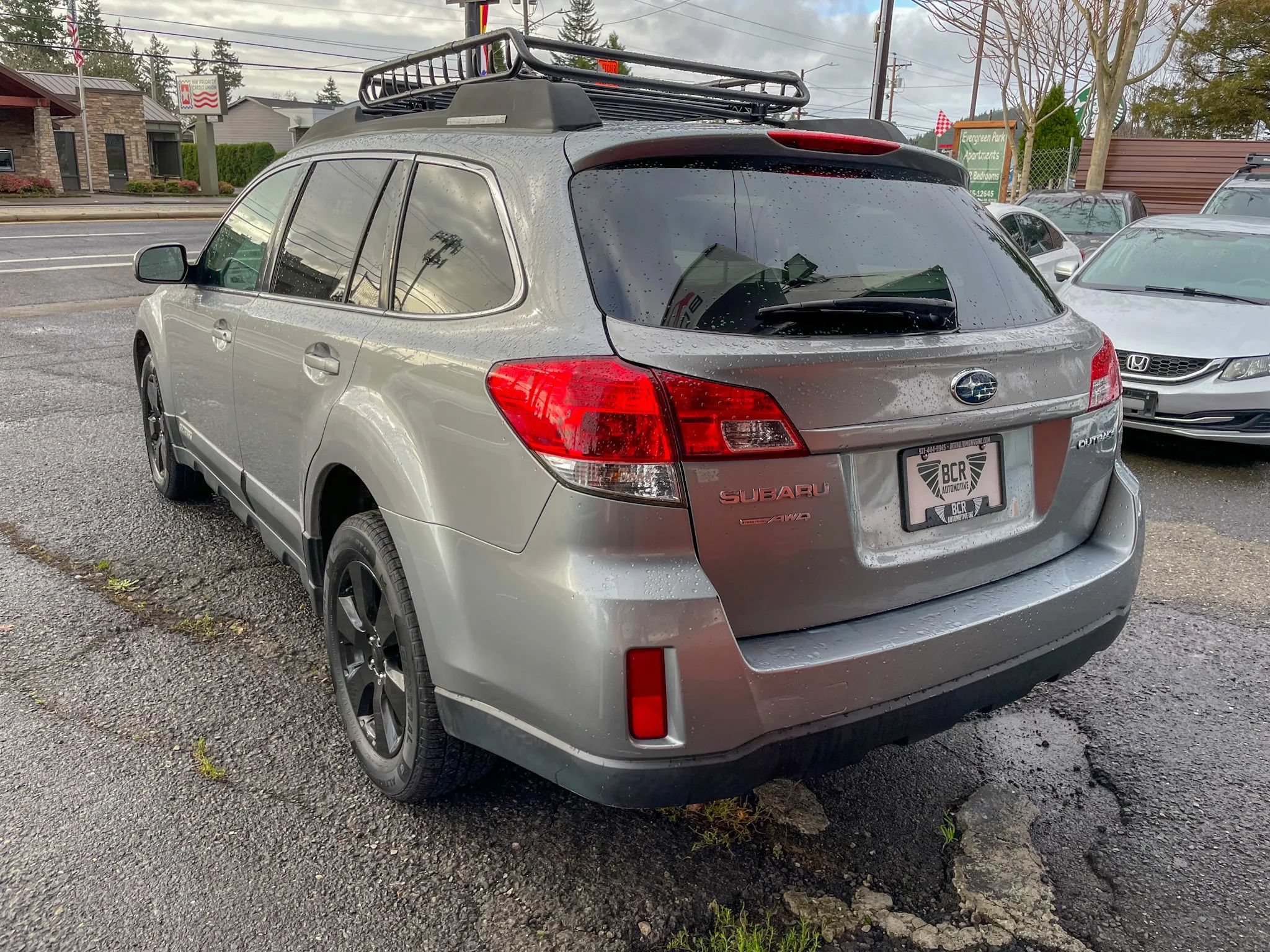 Used 2010 Subaru Outback 2.5i Premium AWD/4WD image 2