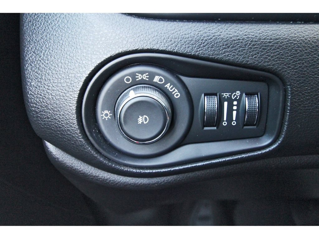 Used 2015 Jeep Renegade Latitude AWD/4WD image 23