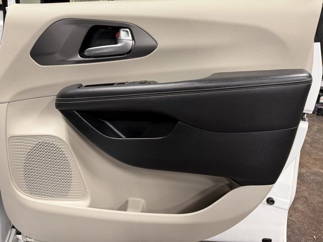 Used 2024 Chrysler Pacifica Touring-L w/ Road Tripper Package image 30