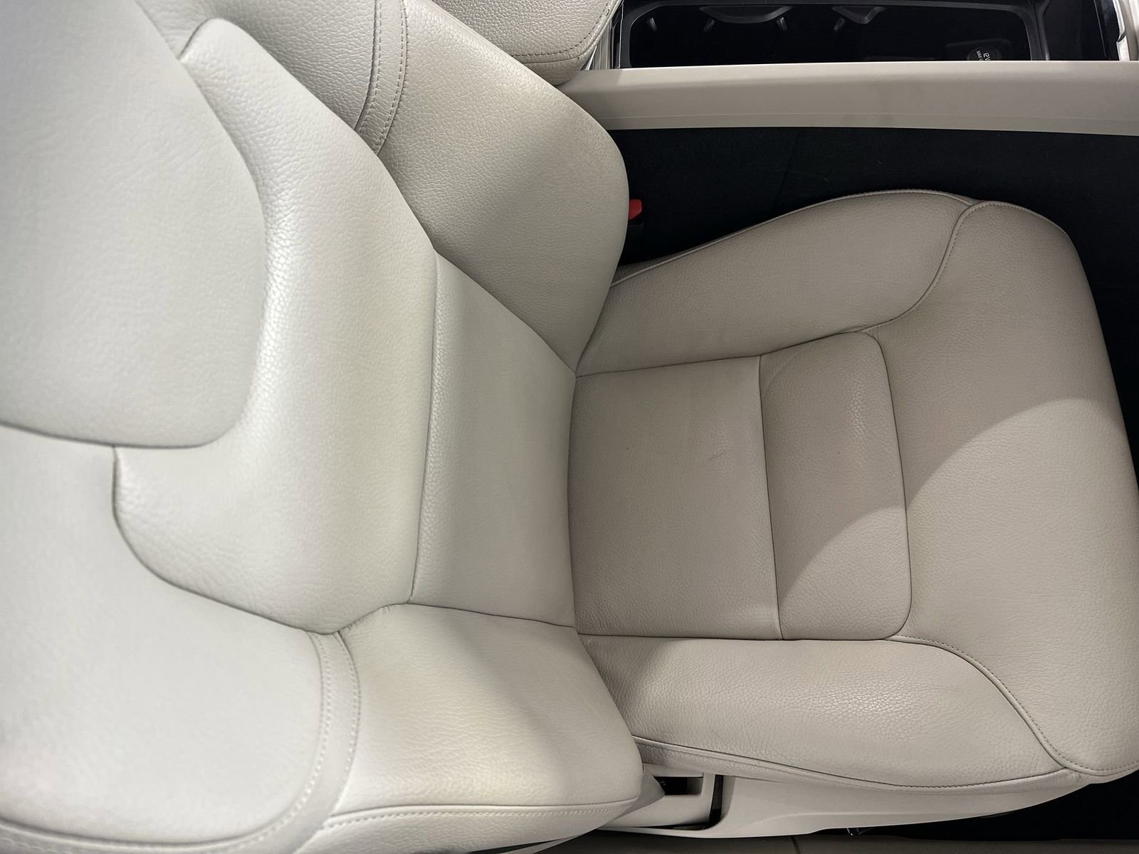 Used 2020 Volvo S60 T6 Momentum w/ Protection Package Premier image 32