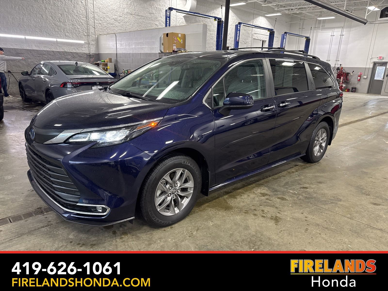 Used 2024 Toyota Sienna XLE AWD/4WD image 2