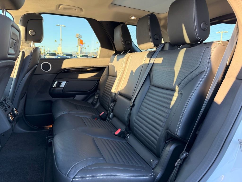 Used 2024 Land Rover Discovery S image 4