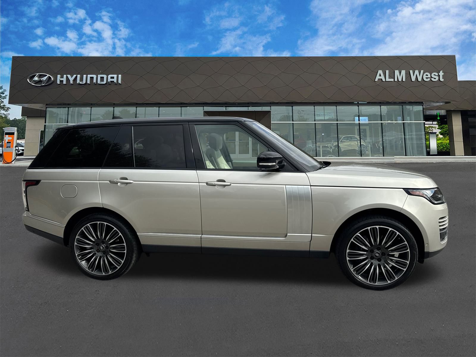 Used 2020 Land Rover Range Rover HSE image 4
