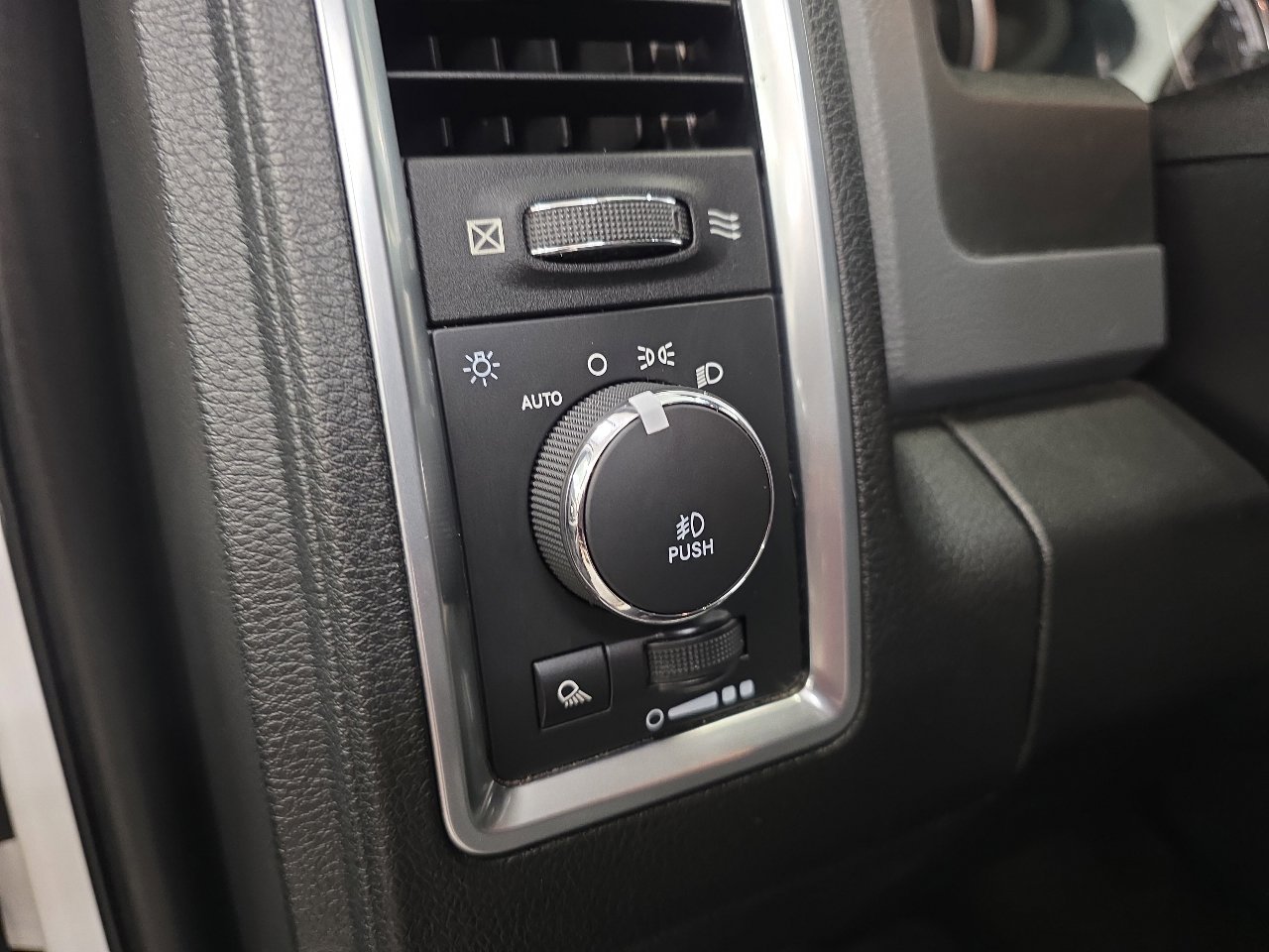 Used 2015 RAM 2500 SLT w/ Luxury Group image 24