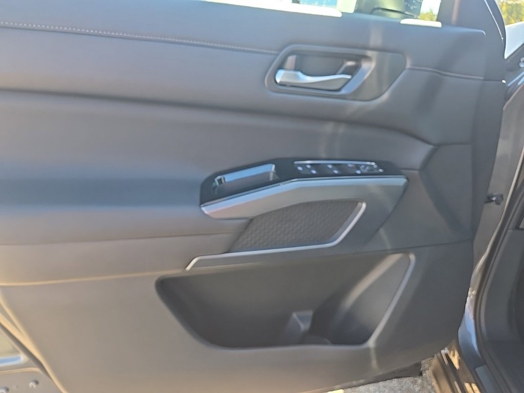 New 2025 Nissan Pathfinder SL image 13