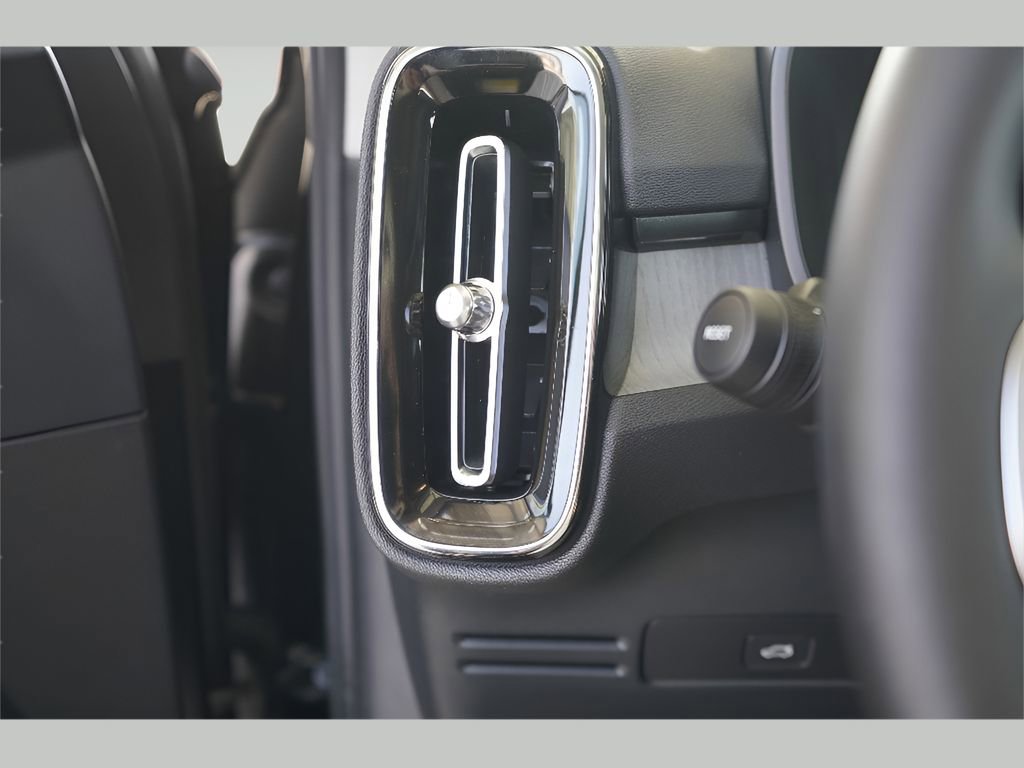 New 2025 Volvo XC40 B5 Core w/ Protection Package Premier image 10