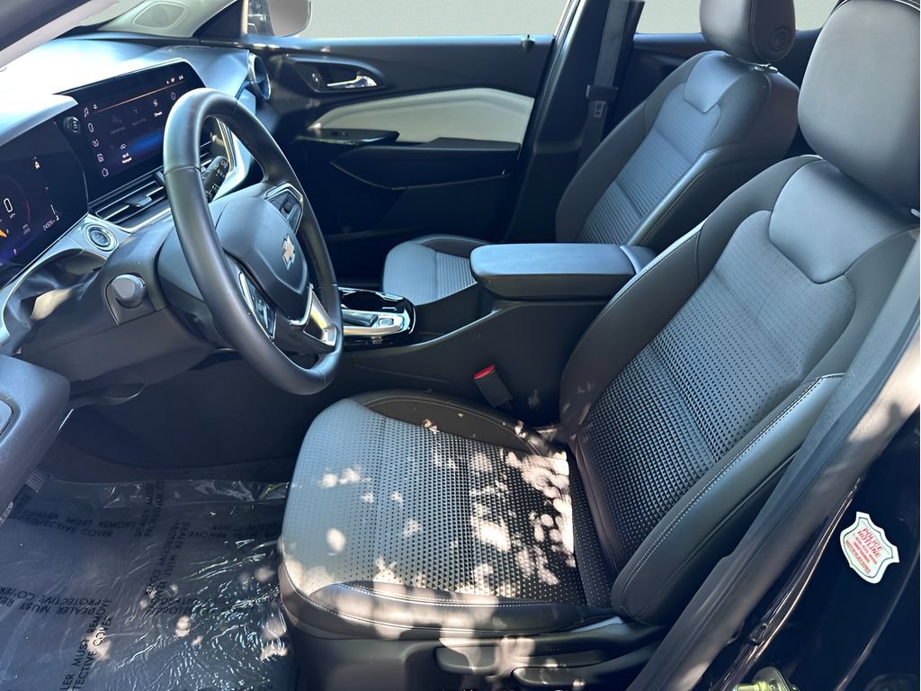 Used 2025 Chevrolet Trax LT w/ LT Convenience Package FWD image 9