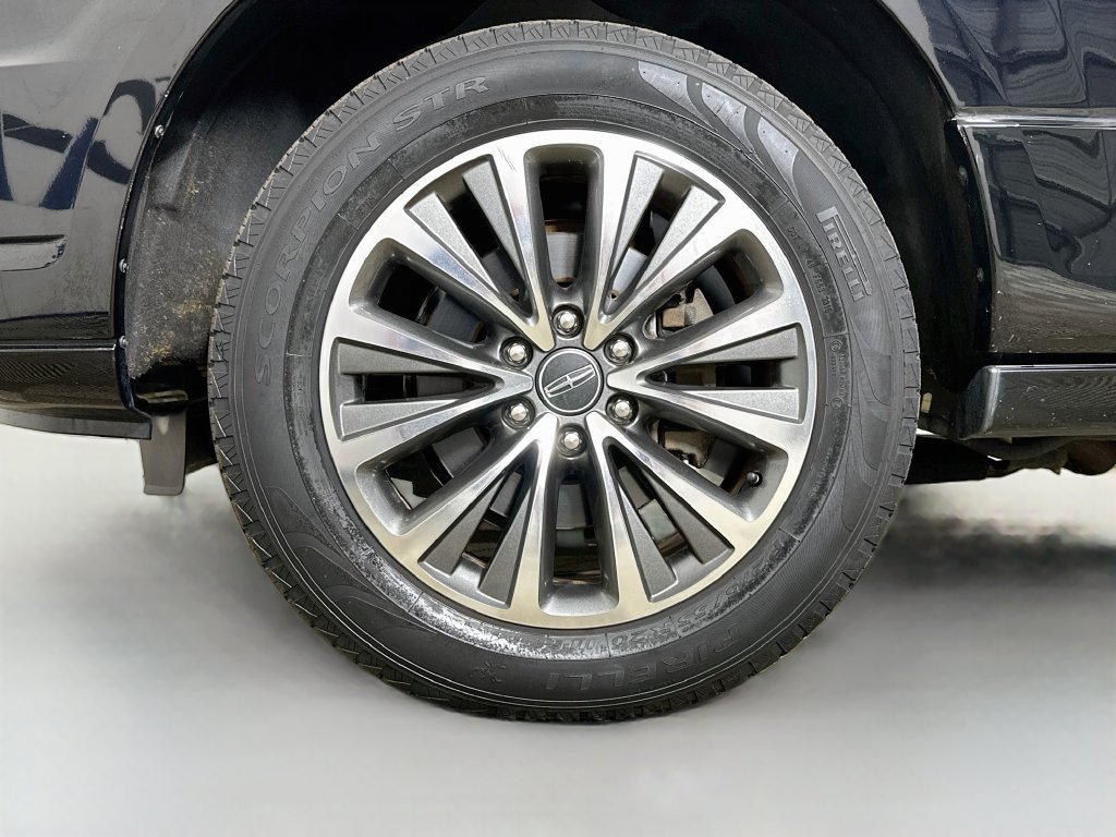 Used 2017 Lincoln Navigator L Select RWD image 40