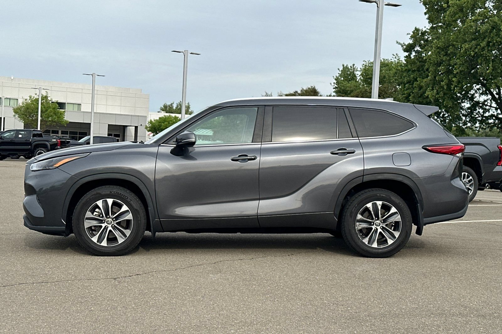 Used 2023 Toyota Highlander XLE AWD/4WD image 7