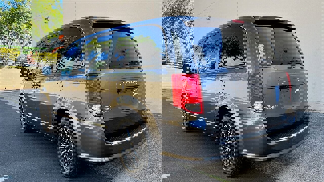 Used 2019 Dodge Grand Caravan GT FWD image 3