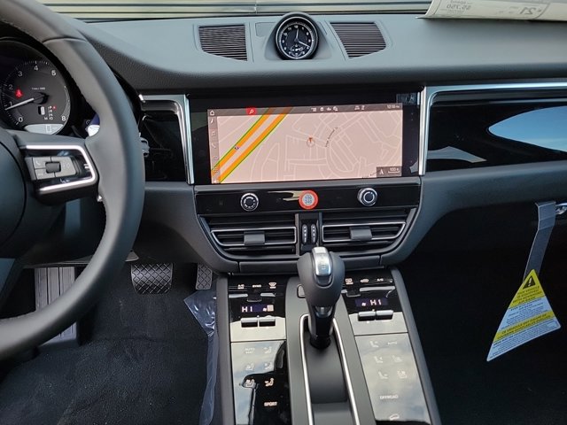 Used 2025 Porsche Macan image 33