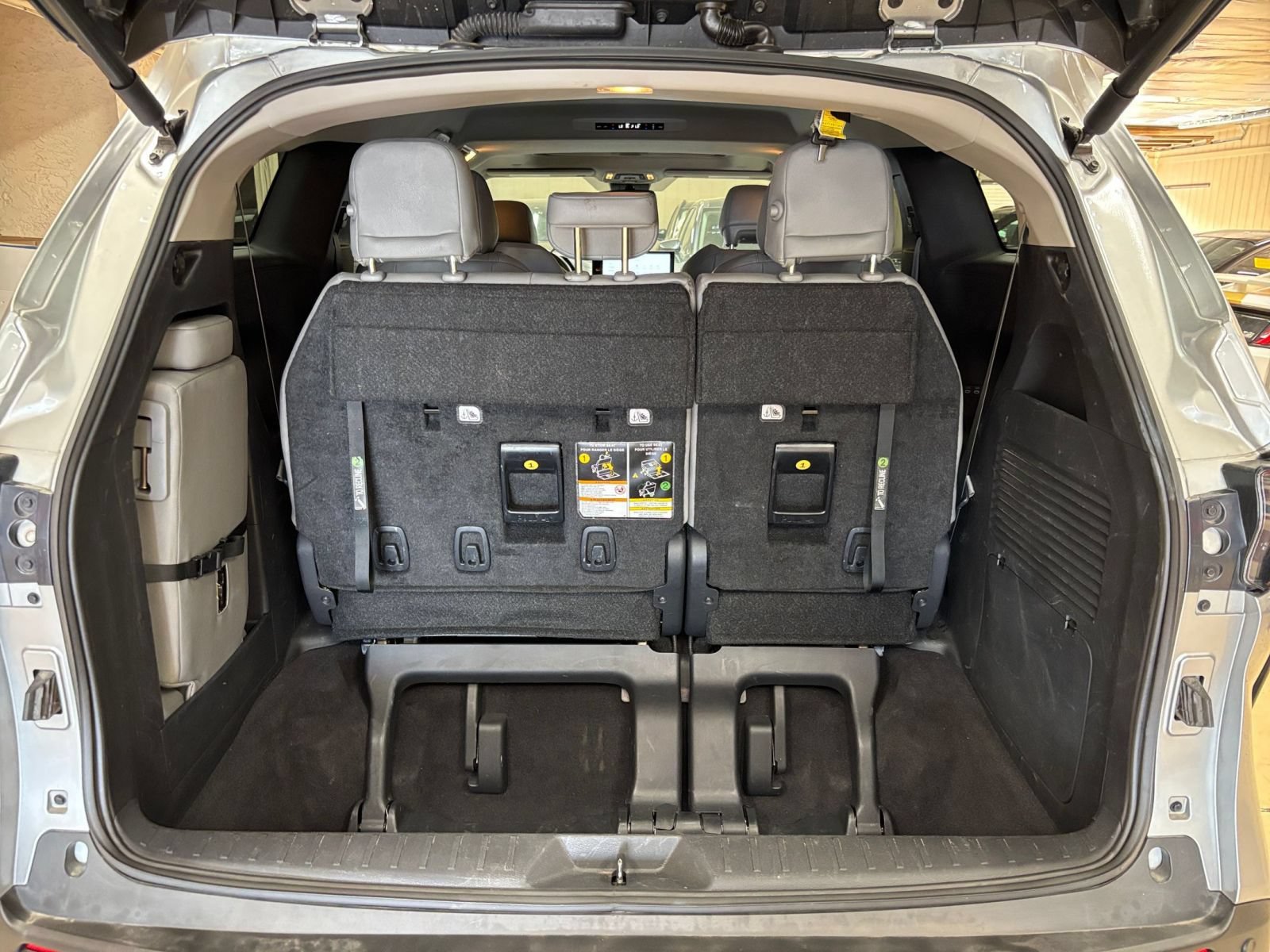 Used 2025 Toyota Sienna XLE FWD image 33