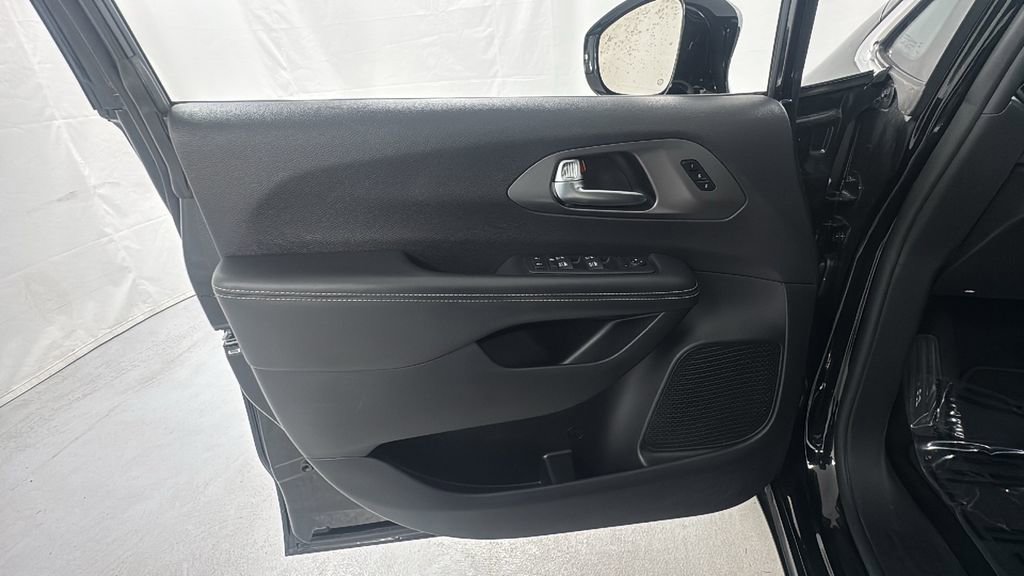 Used 2025 Chrysler Pacifica Select image 21