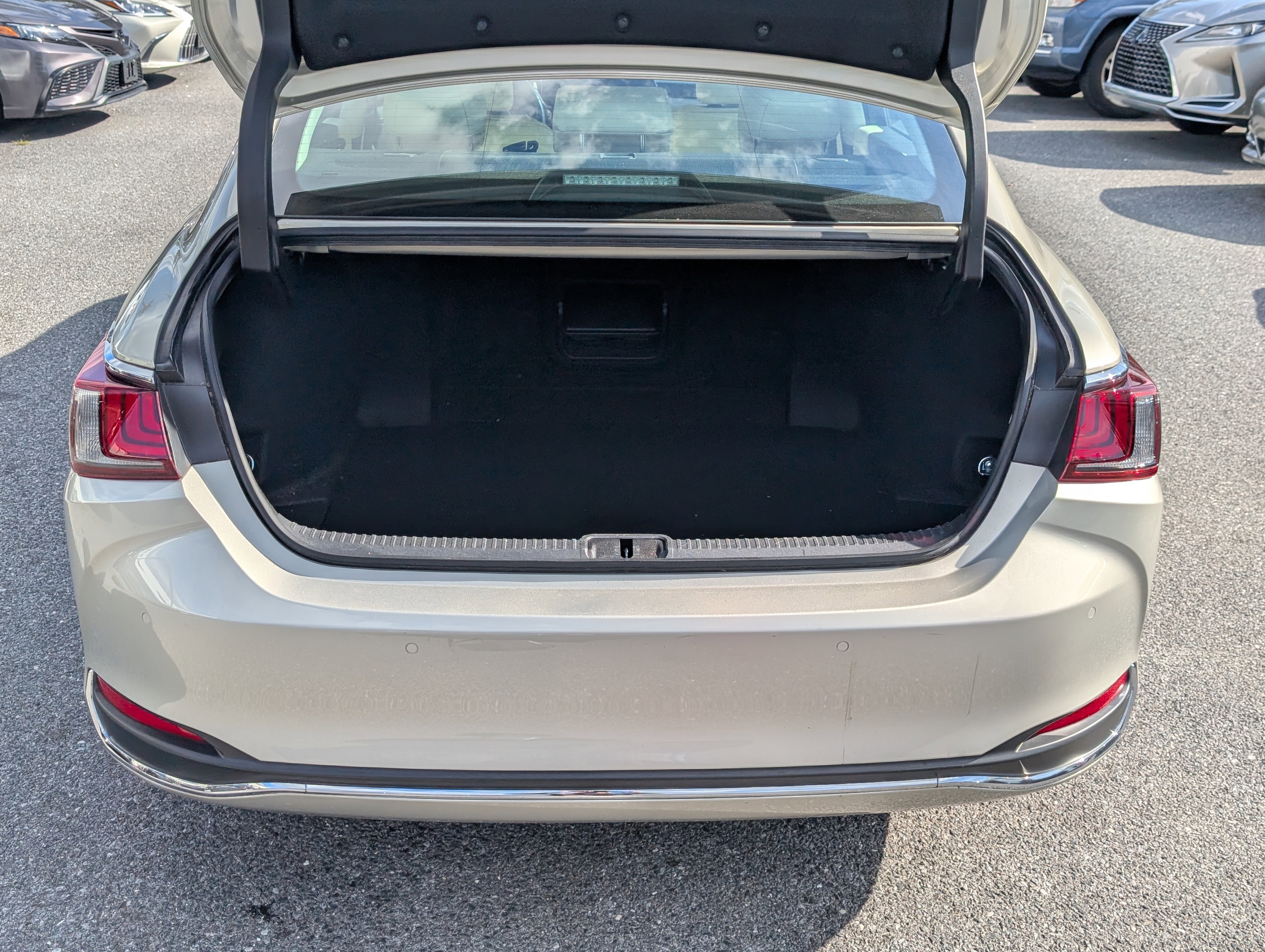 Certified 2022 Lexus ES 300h w/ Premium Package image 13