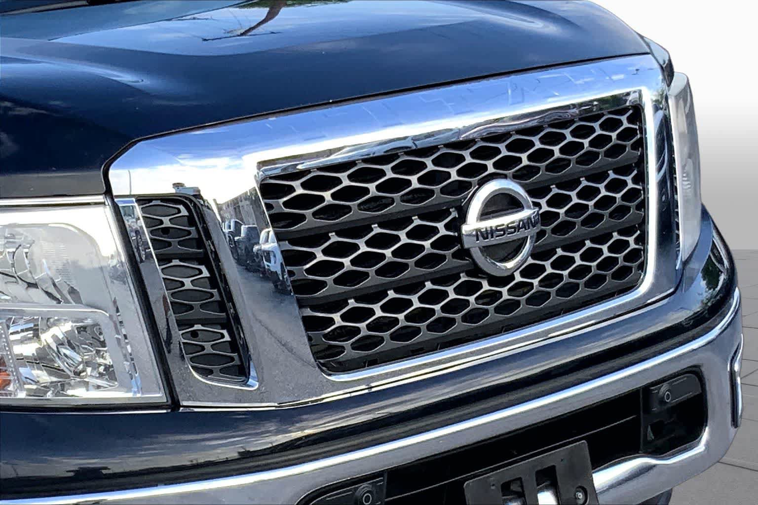 Used 2018 Nissan Titan SV w/ SV Convenience Package RWD image 26