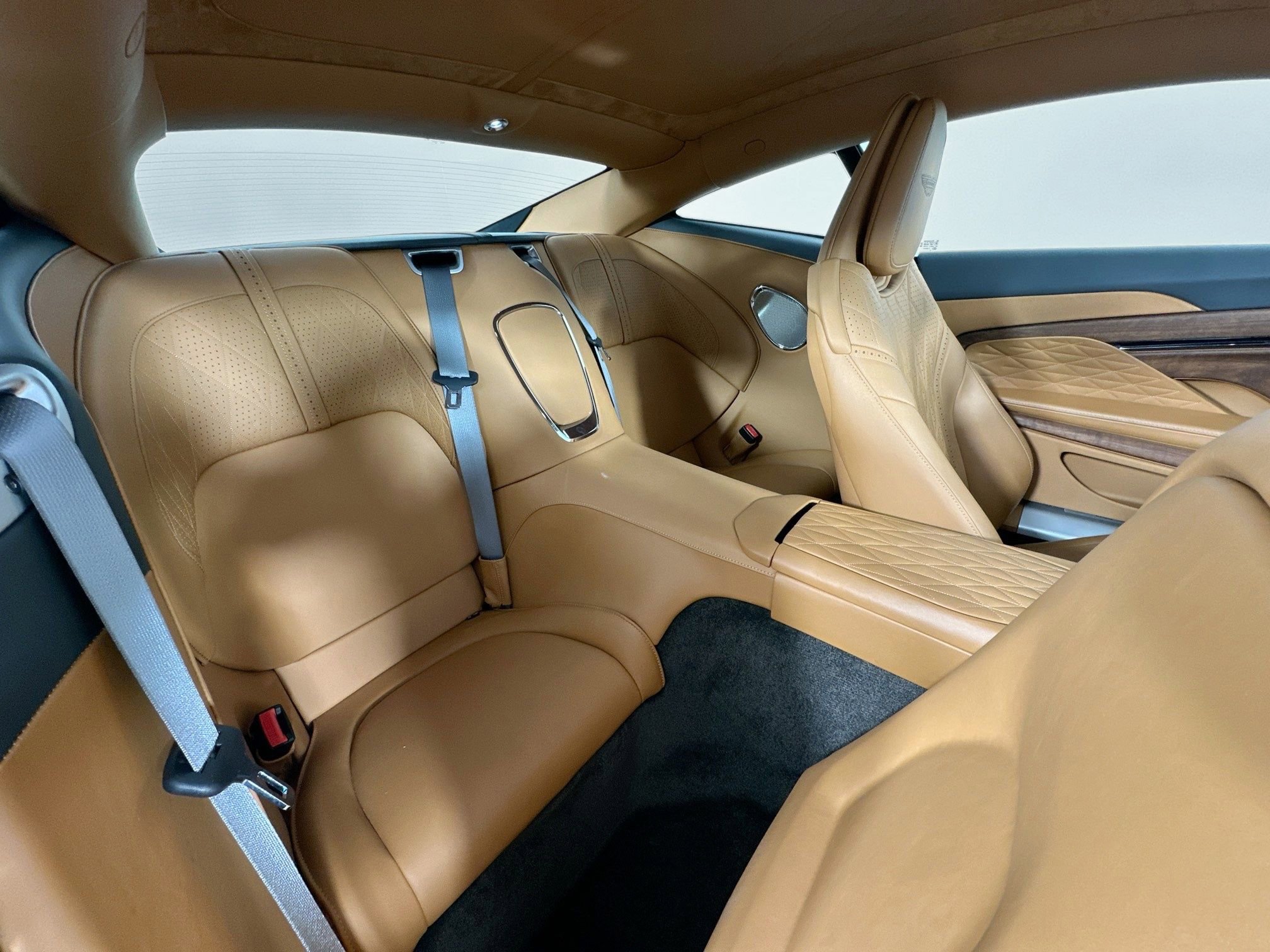 Used 2024 Aston Martin DB12 Coupe image 28