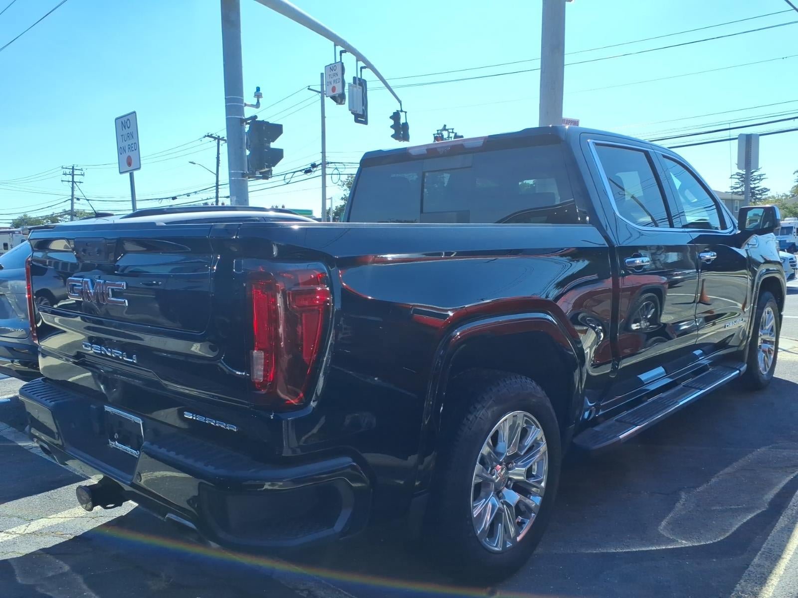 Used 2023 GMC Sierra 1500 Denali w/ Technology Package AWD/4WD image 4