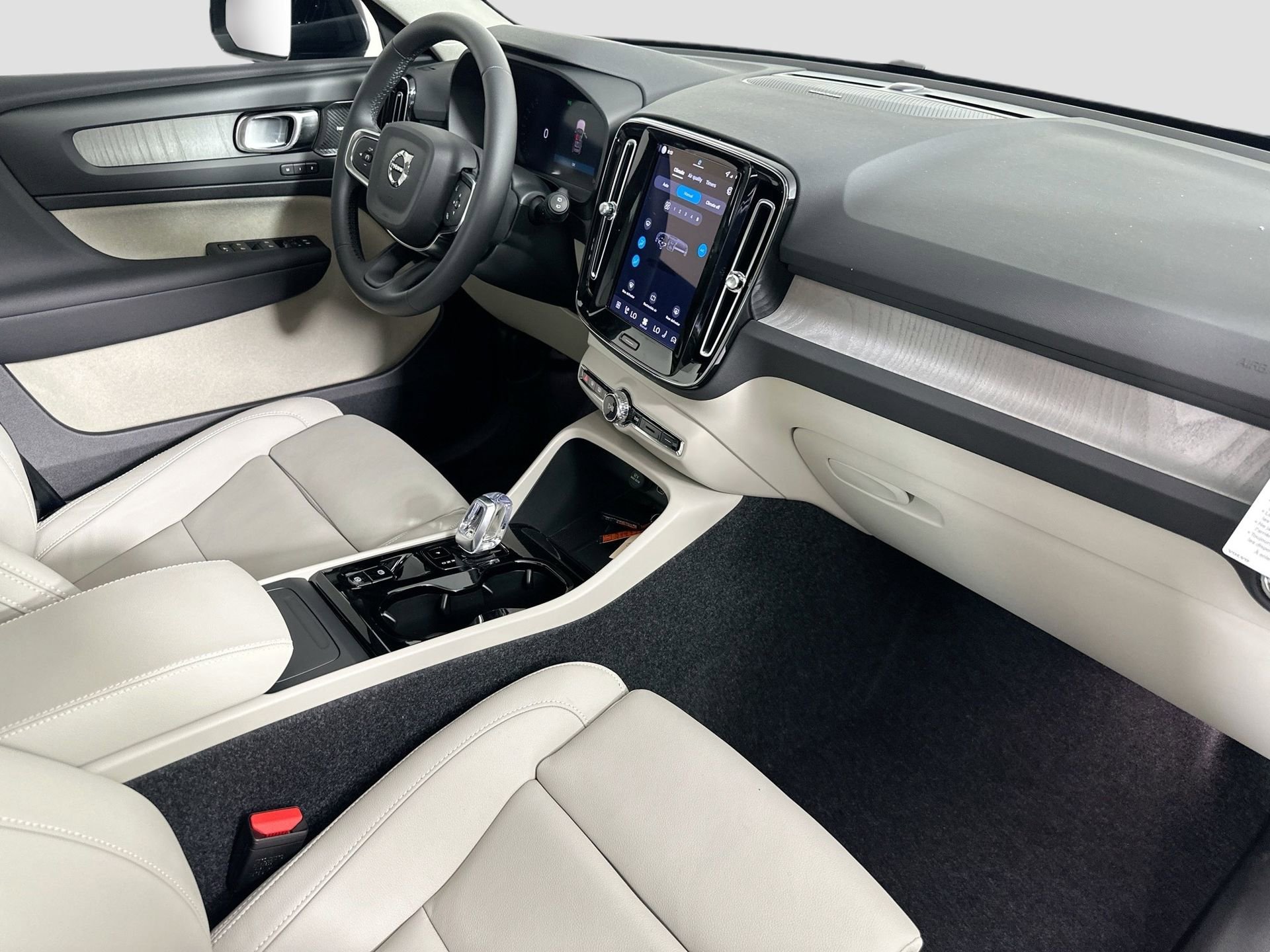 New 2026 Volvo XC40 B4 Plus w/ Protection Package Premier FWD image 29
