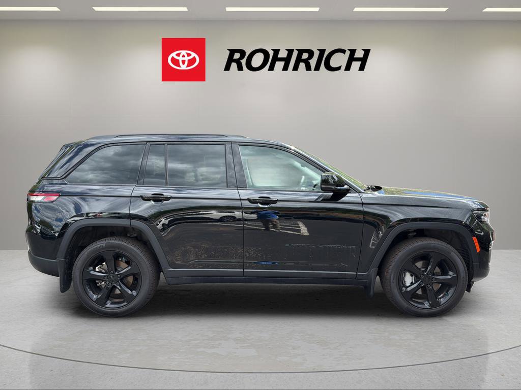 Used 2023 Jeep Grand Cherokee Limited w/ Black Appearance Package AWD/4WD image 5