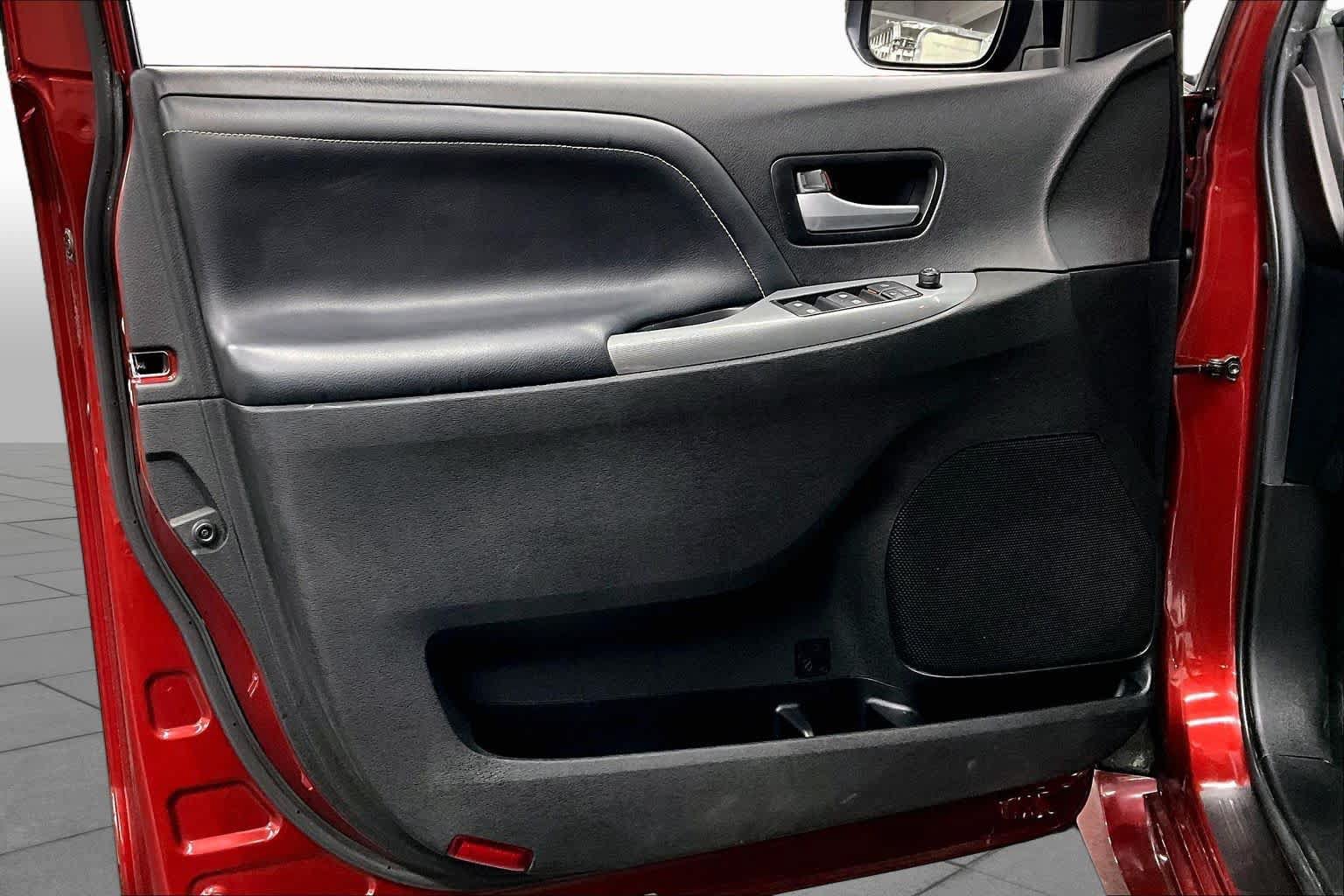 Used 2016 Toyota Sienna SE Premium FWD image 21