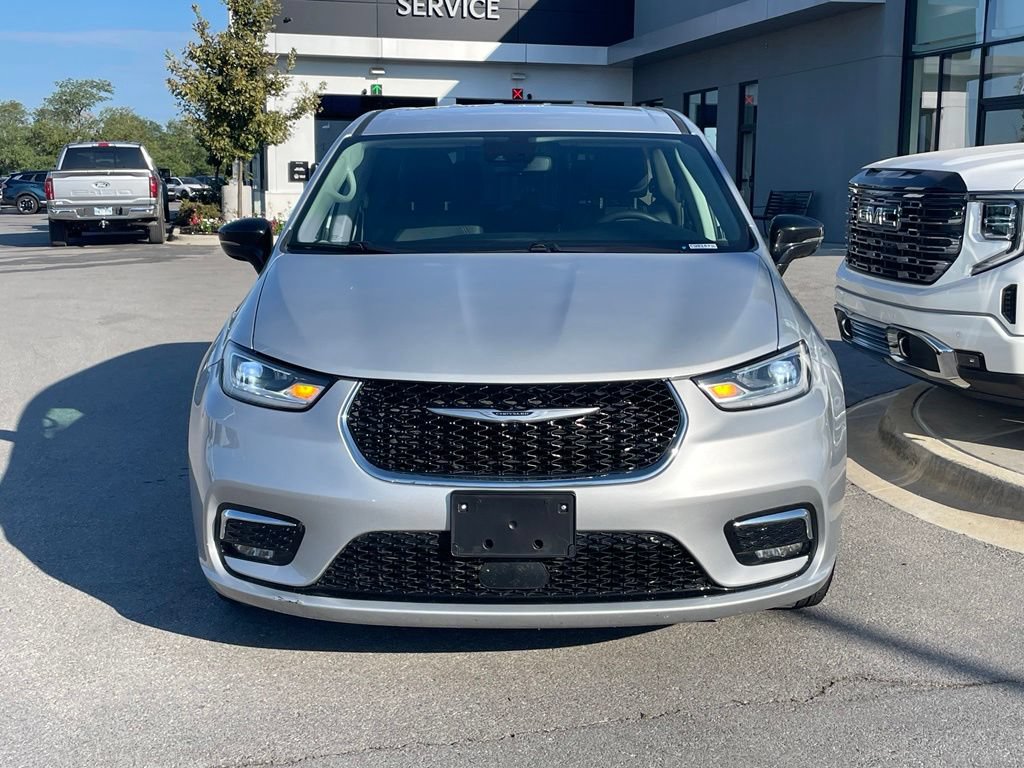 Used 2024 Chrysler Pacifica Touring-L FWD image 2