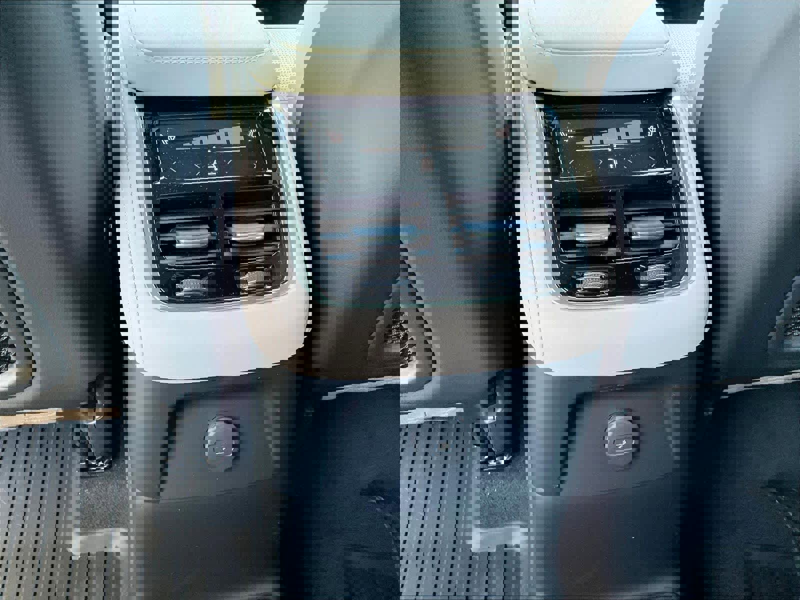 New 2026 Volvo XC90 T8 Ultra w/ Lounge Package image 16