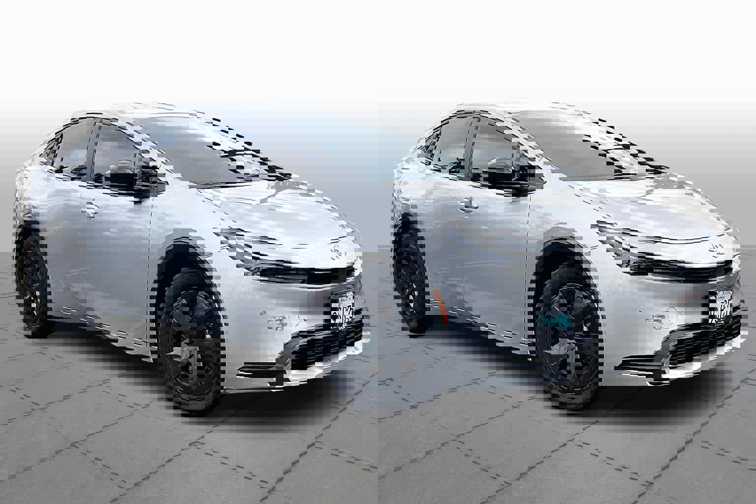 Used 2025 Toyota Prius Plug-In Hybrid image 2