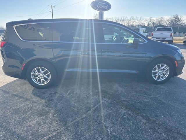 Used 2023 Chrysler Pacifica Touring-L image 3