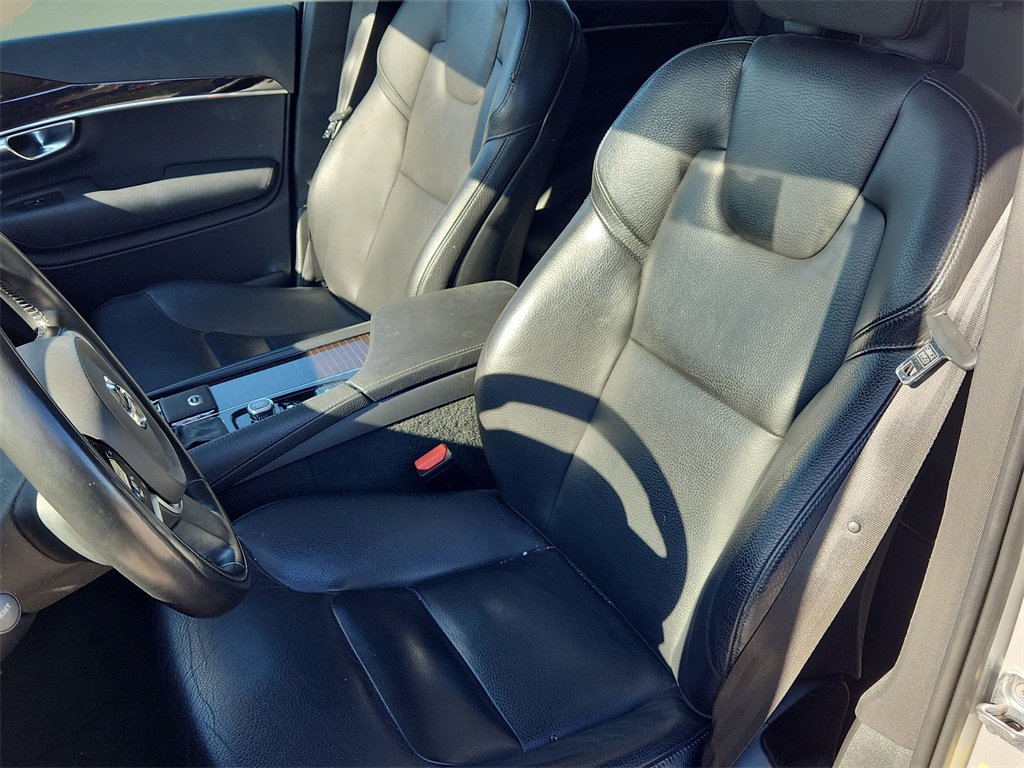 Used 2019 Volvo XC90 T6 Momentum w/ Advanced Package image 16