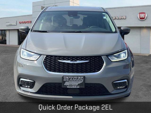 Used 2023 Chrysler Pacifica Touring-L FWD image 2