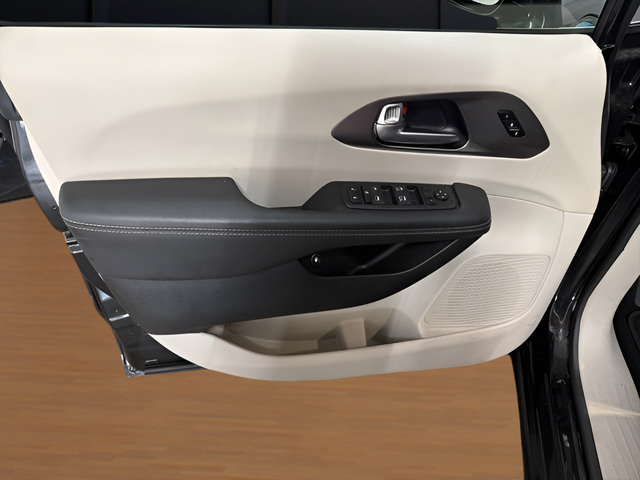 Used 2024 Chrysler Pacifica Limited FWD image 12