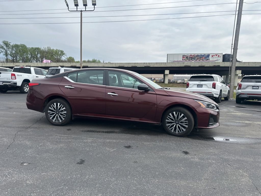 Used 2025 Nissan Altima 2.5 SV AWD/4WD image 3