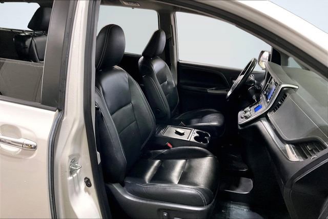 Used 2020 Toyota Sienna SE w/ SE Preferred Package FWD image 7